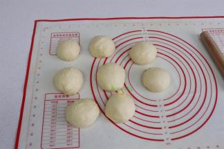 发酵好的面团排气，平均8份，滚圆，盖上保鲜膜，醒发15分钟。