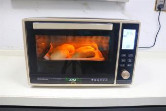 烤箱放一盘35度左右的温水，把二个烤盘放入烤箱，选择发酵，时间1小时。烤箱自带发酵功能，默认温度是下管38度，时间2小时，需要自己设置时间即可。发酵好的面包取出，表面涂层一层蛋液，把烤箱的水也取出。烤箱预热，180度，15分钟。预热好的烤箱会有提示音，然后把烤盘放入烤箱。