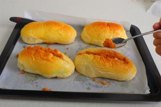 烤好的面包取出，放凉之后，在面包的中间竖划一刀，接着把沙拉酱，挤在刚刚的痕迹里，接着放肉松。还要面包表面涂层一层薄薄的沙拉酱，再涂抹一层肉松，肉松面包就做好了。