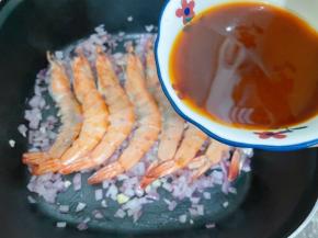 淋上调好的料汁，盖上盖子焖2分钟