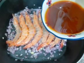 淋上调好的料汁，盖上盖子焖2分钟