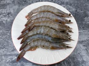 大虾剪去虾须去掉虾线备用