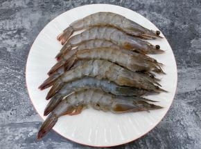 大虾剪去虾须去掉虾线备用