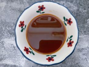 再加入小半碗清水搅拌均匀备用