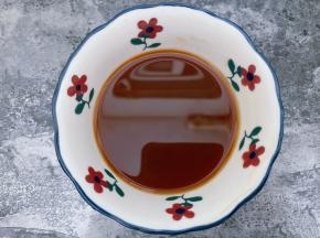 再加入小半碗清水搅拌均匀备用
