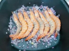 翻炒至两面都稍微变色