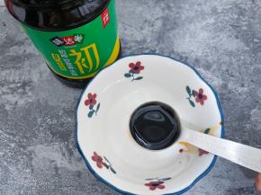 现在我们先调一个料汁，碗里加入一勺味达美初榨炒菜香生抽