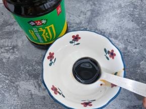 现在我们先调一个料汁，碗里加入一勺味达美初榨炒菜香生抽