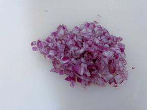 洋葱去皮切成小粒