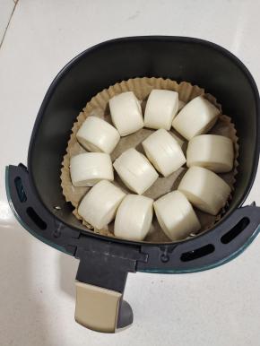 空气炸锅铺一张油纸盘，把小馒头放进去！