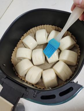 在馒头表面均匀的刷一层油！