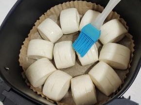 在馒头表面均匀的刷一层油！