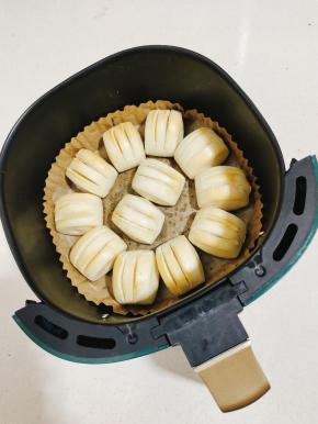 色泽诱人的小馒头就烤好了！