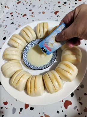 好吃到爆的烤馒头配上炼乳！奶香酥脆，一口停不下来！