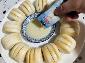 好吃到爆的烤馒头配上炼乳！奶香酥脆，一口停不下来！