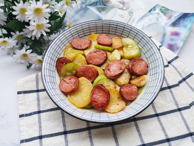 黄瓜土豆炒红肠