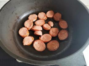 锅热放少许油，放入红肠煎香盛出。