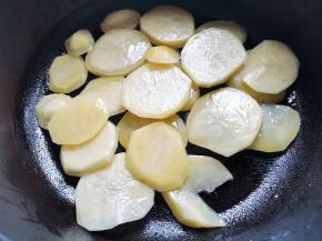 另起锅热油，加入土豆翻炒两分钟，