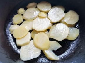 另起锅热油，加入土豆翻炒两分钟，