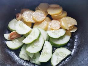 加入黄瓜炒匀。