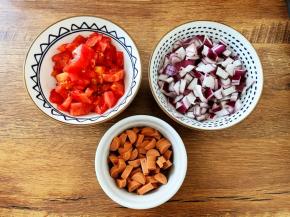 番茄去皮切丁、洋葱火腿肠切丁