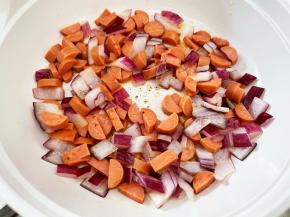 加入黑胡椒碎炒匀