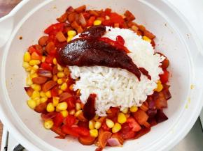 加入米饭、番茄酱、韩式辣椒酱