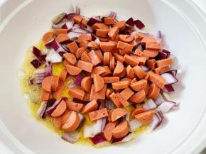 加入洋葱火腿肠炒出香味