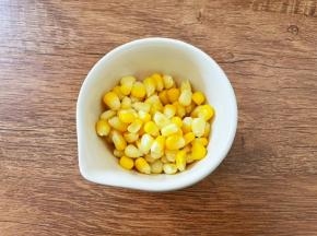 玉米焯熟控干水分备用