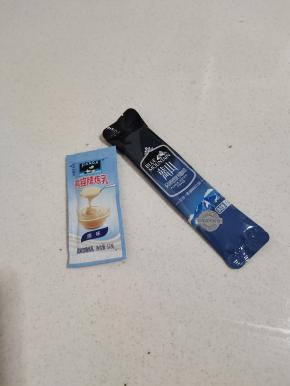 准备一支速溶咖啡，一包炼乳！