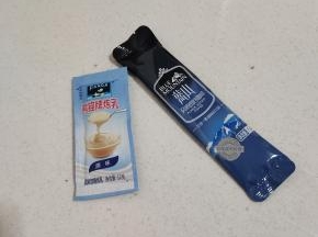 准备一支速溶咖啡，一包炼乳！