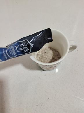 把速溶咖啡倒进杯子里！