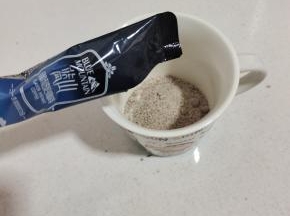 把速溶咖啡倒进杯子里！