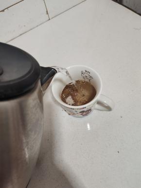 倒入适量的开水！