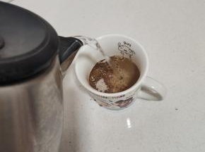 倒入适量的开水！