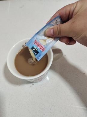 再挤入一包炼乳进去！