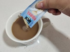 再挤入一包炼乳进去！