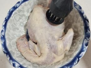 三黄鸡清洗干净，控干水分，用扎空工具在鸡表面均匀的扎几下，方便腌制入味儿！