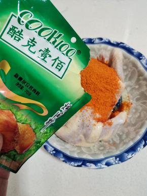 倒入适量的油和奥尔良烤肉料！