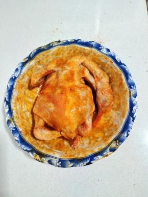 抓拌均匀，再给鸡全身按摩一下！盖上保鲜膜，放在冰箱冷藏腌制2个小时！