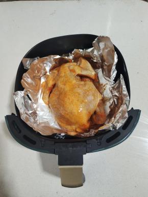 空气炸锅里面铺上一层锡纸！再把腌制好的鸡放在里面！