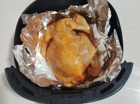 空气炸锅里面铺上一层锡纸！再把腌制好的鸡放在里面！