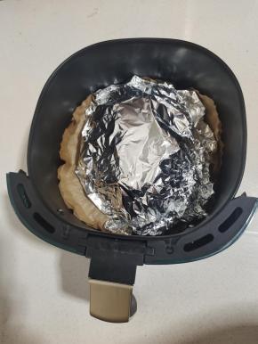 再用一张锡纸把鸡全部包裹起来！