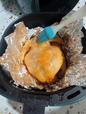 揭开锡纸，把剩余的料汁儿，均匀的刷在鸡身上！