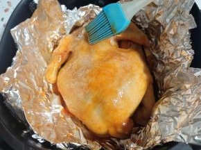 揭开锡纸，把剩余的料汁儿，均匀的刷在鸡身上！