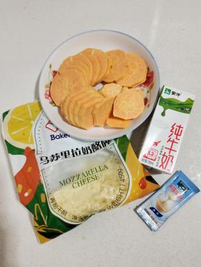 准备好所需的食材:

黄心红薯削皮洗净，切成薄片，纯牛奶，炼乳，芝士碎提前室温解冻！