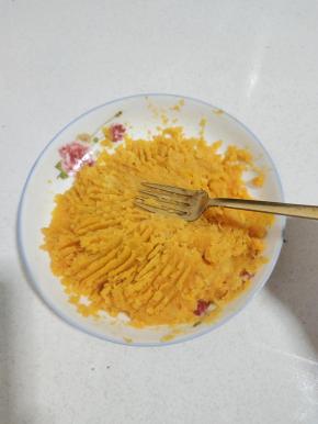 倒掉里面的水分，趁热用叉子按压成泥状！