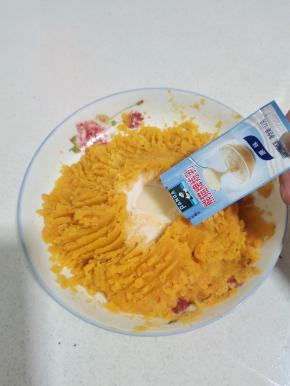 加入适量的纯牛奶和炼乳！(如果红薯不是太干也可以不用加纯牛奶。)