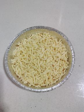 撒上适量的芝士碎！