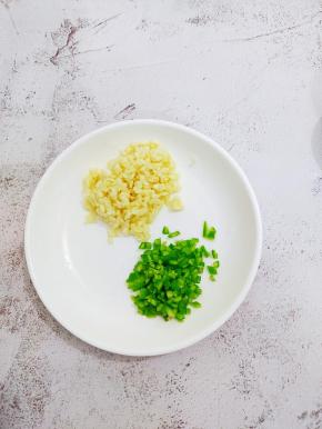 青椒切成小粒，大蒜切碎